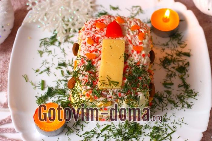 Салат с крабовыми палочками новогодний.